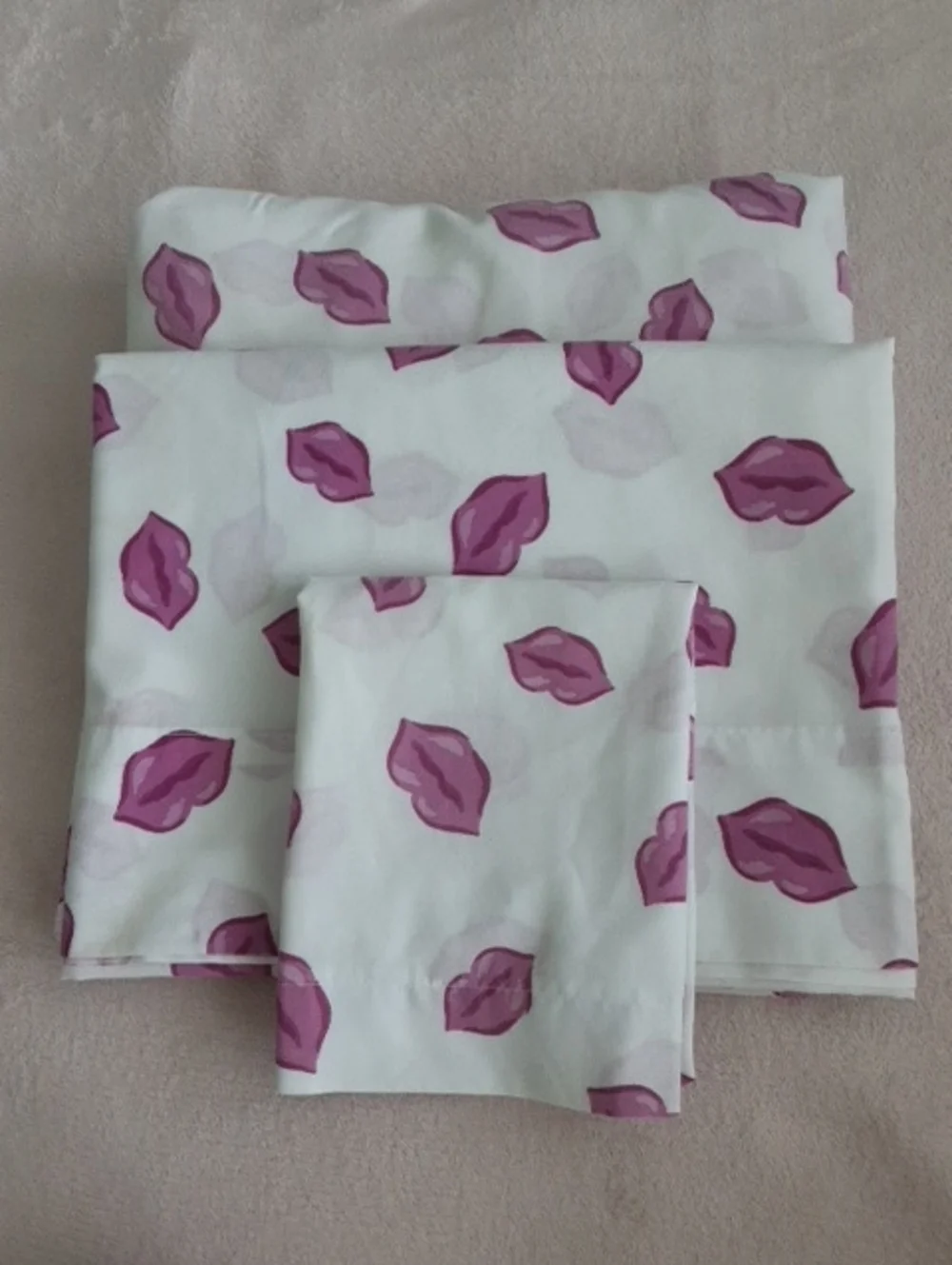 Vintage SPRINGS Fuscia Hot Pink Lips Kisses Twin sheet set NWOT